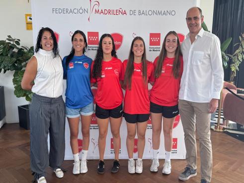 La concejala de Deportes, Miriam Gutiérrez, y el presidente de la Federación Madrileña de Balonmano, José Javier Hombrados, junto a las torrejoneras que han disputado el Campeonato de España de Selecciones Autonómicas de balonmano playa