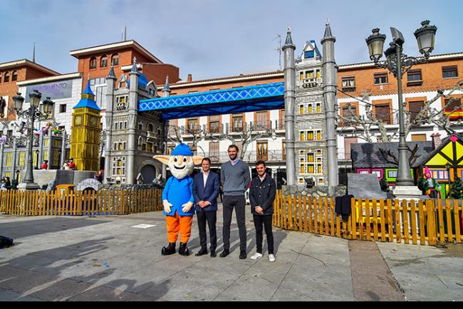 Ignacio Vázquez, alcalde de Torrejón, Alejandro Navarro, concejal de festejos y Jorge Garbajosa, presidente de la Federación Española de Baloncesto y exjugador internacional