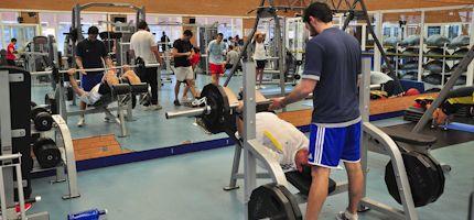 Personas haciendo ejercicio en el gimnasio