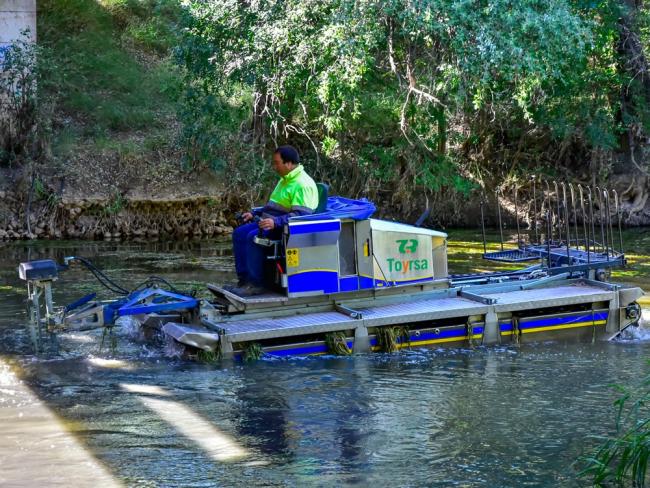 El alcalde, supervisa los trabajos contra los mosquitos Torrejón de Ardoz