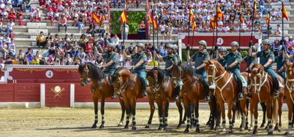 Exhibición de los procedimientos de actuación de la Guardia Civil para los escolares de la ciudad en su 175 Aniversario