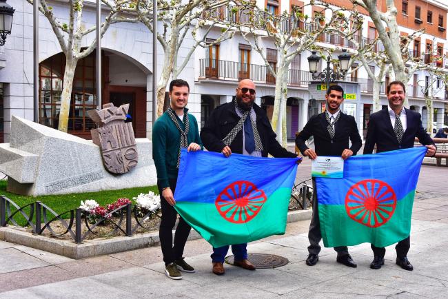 Torrejón de Ardoz se suma a la celebración del Día Internacional del Pueblo Gitano con la colocación de su bandera en el balcón del Ayuntamiento