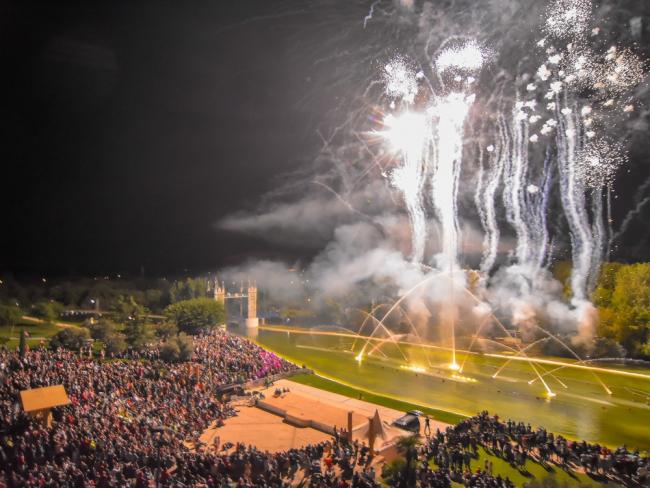 Final pirotécnico del espectáculo del sábado de la Fuente Cibernética