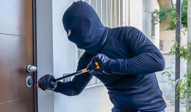 sorprendidos “in fraganti” robando en el interior del colegio público Beethoven