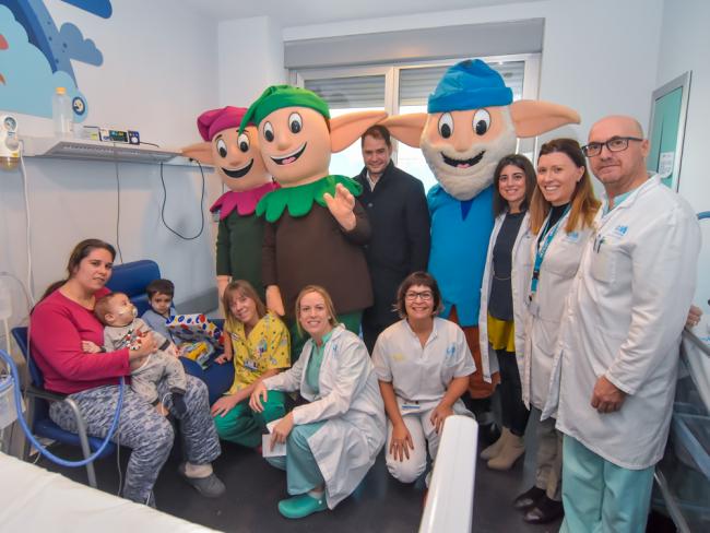 Los Guachis visitan el Hospital Universitario de Torrejón de Ardoz para regalar sonrisas y juguetes a los niños hospitalizados