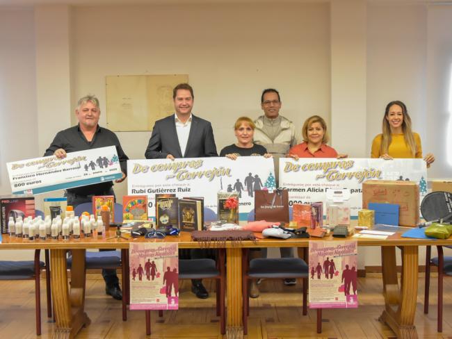 Los ganadores del concurso “De compras por Torrejón en las Mágicas Navidades” han recibido hoy sus cheques regalo de una campaña que ha incentivado el consumo en los pequeños y medianos comercios de la ciudad