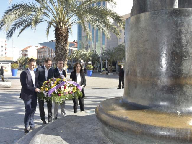 El alcalde y los portavoces de la Corporación municipal realizan un homenaje a las víctimas de los atentados del 11 de marzo en nombre de todos los torrejoneros