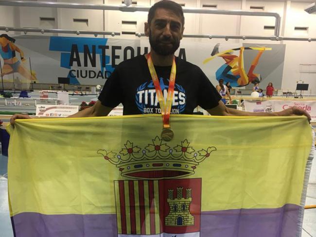 El tricampeón mundial de atletismo torrejonero y concejal de Seguridad del Ayuntamiento de Torrejón de Ardoz, Juan José Crespo, revalida su título de campeón de España de 800 metros M45 en pista cubierta 