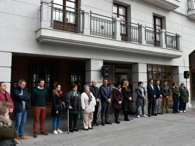 Torrejón de Ardoz ha guardado hoy lunes 2 de marzo un minuto de silencio como homenaje a las víctimas de la violencia de género