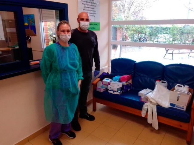 El Ayuntamiento distribuye entre las residencias para personas mayores de la ciudad y el centro de ASTOR el material de protección contra el coronavirus existente en los centros educativos 