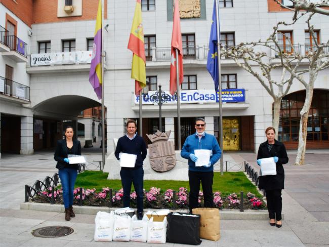 El alcalde agradece a las hermandades Virgen del Rosario, Vera Cruz y Rocío y a las más de 150 voluntarias de las mismas su encomiable labor al realizar batas y mascarillas