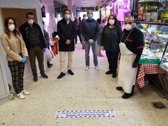El Ayuntamiento facilita a los comercios de la ciudad vinilos de señalización para el cumplimiento de la distancia de seguridad con los clientes