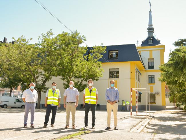 El alcalde de Torrejón visita las mejoras que se están realizando durante el verano mediante el programa “El Ayuntamiento Mejora los Colegios Públicos” con el que se están invirtiendo más de 900.000 euros