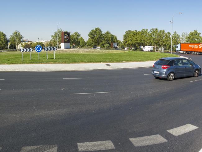 Ampliada la glorieta de la Paz, situada en la intersección de la Carretera M-206 con el Polígono Industrial Las Monjas y la avenida del Sol 