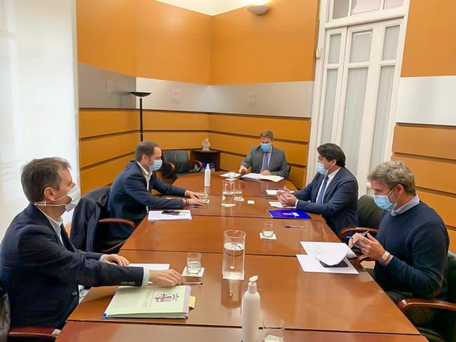 El alcalde, Ignacio Vázquez, tuvo un encuentro de trabajo con el consejero de Vivienda y Administración Local, David Pérez, para tratar sobre las inversiones regionales en Torrejón de Ardoz