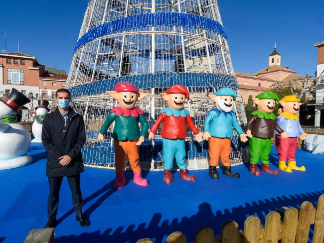 Estas Mágicas Navidades, los Guachis están representados en 5 figuras de gran formato en el centro de la Plaza Mayor de Torrejón de Ardoz