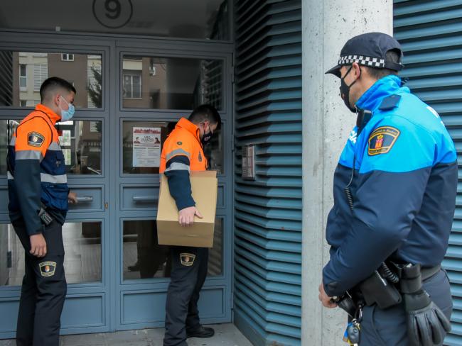El Ayuntamiento distribuye, por tercera vez, 10 mascarillas en todas las viviendas de la ciudad para contribuir a que los torrejoneros hagan uso de las mismas