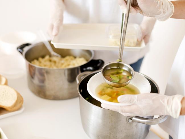 Se entregan 500 menús especiales de Nochebuena a personas en situación de necesidad social de la ciudad para celebrar la Navidad 