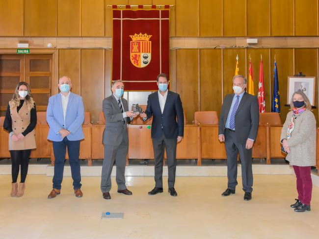  Escultura que conmemora el 40 aniversario de esta universidad