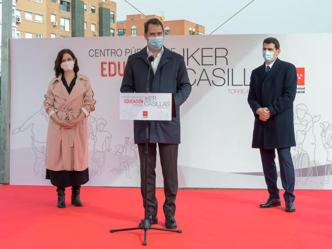 La presidenta de la Comunidad de Madrid, el alcalde de Torrejón de Ardoz y el deportista, Iker Casillas, han presentado el futuro Centro Público de Educación Especial de Torrejón que llevará el nombre del futbolista