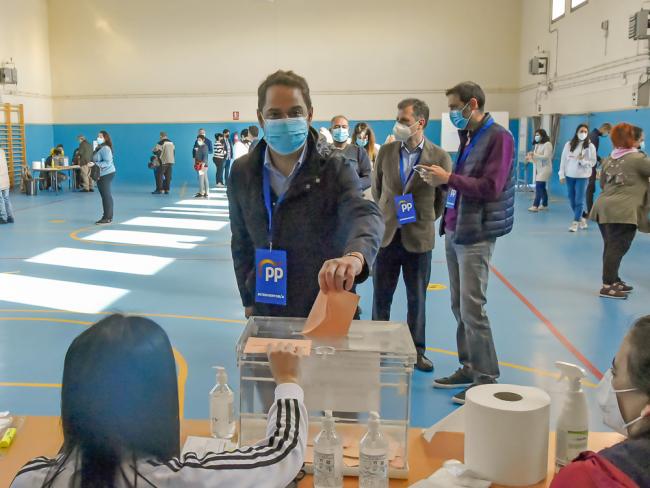 Ignacio Vázquez, alcalde de Torrejón de Ardoz, votando en las elecciones a la Asamblea de Madrid