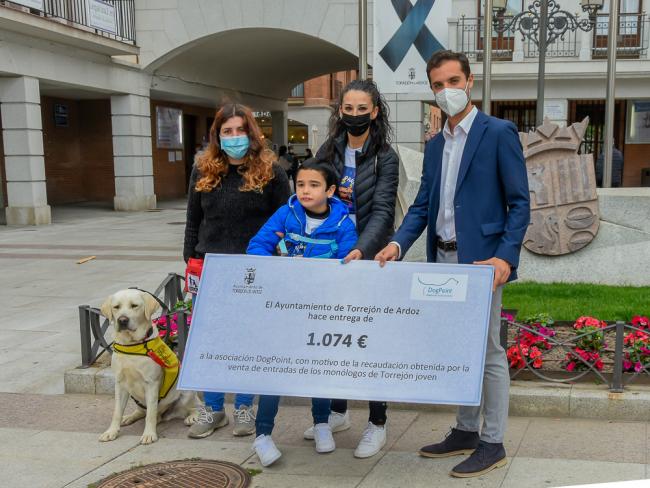  Entrega de la recaudación de los monólogos de Torrejón Joven