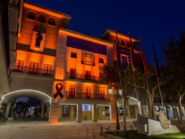 Torrejón de Ardoz se ilumina de naranja por la Epilepsia