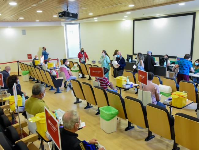 El Hospital Universitario de Torrejón continúa con la vacunación masiva frente a la Covid-19 a los torrejoneros entre 50 y 59 años
