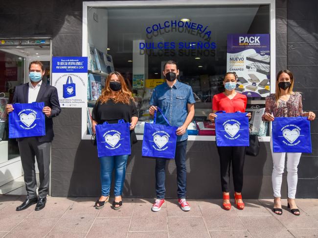 El Ayuntamiento de Torrejón de Ardoz lanza una campaña de apoyo al comercio tradicional entregando bolsas de compra reutilizables para sus clientes