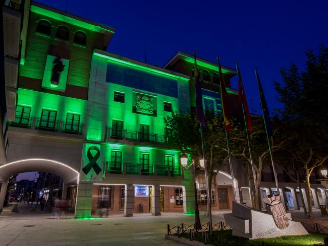 La fachada del Ayuntamiento de Torrejón de Ardoz se iluminó de verde por el Día Mundial contra la Esclerosis Lateral Amiotrófica (ELA)