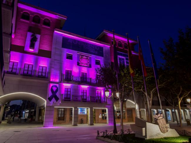 La fachada del Ayuntamiento de Torrejón de Ardoz se iluminó de morado por el Día Internacional del Síndrome de Dravet 