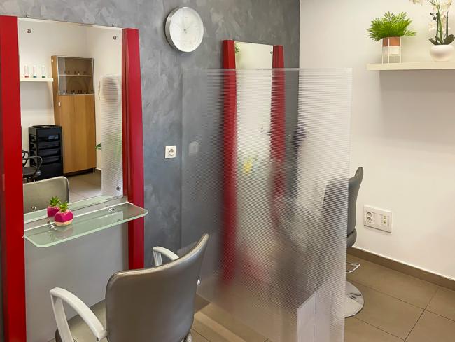 Abiertos los servicios de podología y peluquería de los centros de mayores de la avenida Madrid y la Caja del Arte con cita previa 