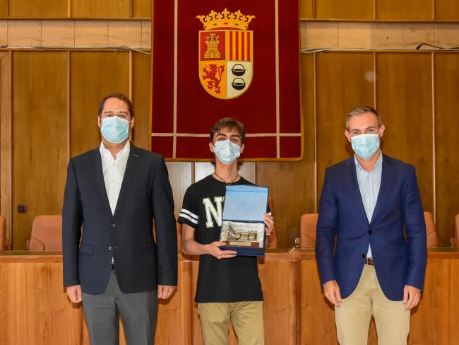 El alcalde, Ignacio Vázquez, recibe y felicita a Roberto Mulas, alumno del IES Valle Inclán de Torrejón de Ardoz, que ha logrado la nota más alta de la Comunidad de Madrid en la Evaluación para el Acceso a la Universidad 