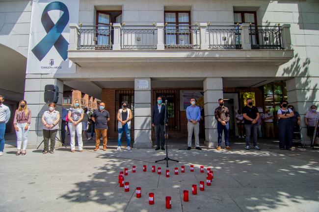 El Ayuntamiento de Torrejón de Ardoz ha guardado 1 minuto de silencio en la puerta del Ayuntamiento como muestra de condena por los asesinatos de las menores Olivia, presuntamente de su hermana Anna, así como de Yaiza y Rocío