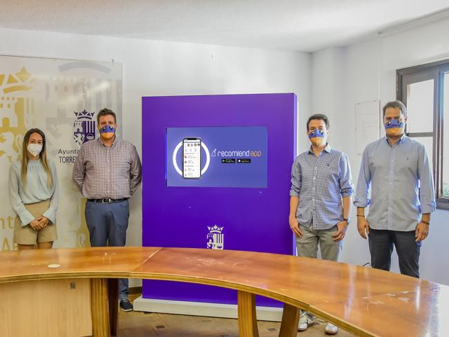 El alcalde recibe a los torrejoneros, Samuel Sesmillo y Francisco Raya, por lanzar “Recomiend.app”, una aplicación para encontrar profesionales de confianza en la ciudad 
