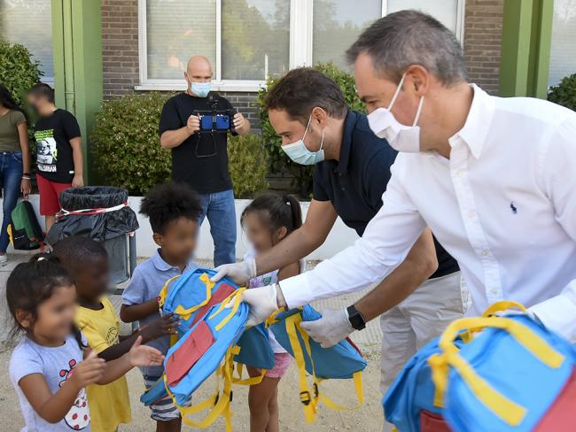 El Ayuntamiento de Torrejón de Ardoz, en colaboración con Fundación La Caixa y Caixabank, entregan un total de 550 lotes de material escolar a menores de familias con pocos recursos económicos de la ciudad