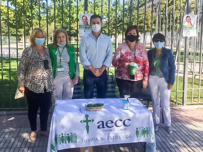 La delegación de Torrejón de Ardoz de la Asociación Española Contra el Cáncer instaló el pasado sábado varias mesas informativas para recaudar fondos para luchar contra esta enfermedad