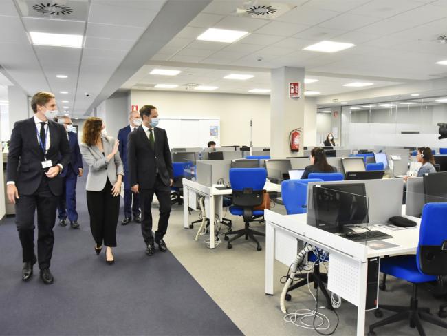 La presidenta de la Comunidad de Madrid, Isabel Díaz Ayuso, y el alcalde, Ignacio Vázquez, han visitado varias empresas y comercios de Torrejón de Ardoz reafirmando su compromiso con estos sectores económicos y con la creación de empleo en la ciudad