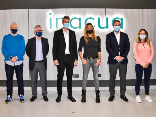 La leyenda del deporte, Gemma Mengual imparte una clase magistral a los alumnos de natación del centro deportivo Inacua Torrejón de Ardoz 