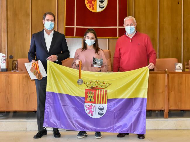El alcalde, Ignacio Vázquez, recibió a la torrejonera Carla Mota, una de las mejores promesas de la hípica de nuestro país