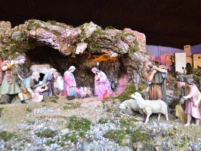 Torrejón de Ardoz acoge el Gran Belén de la Plaza Mayor con figuras artesanales de alta calidad, además de otras muestras de belenes que se encuentran en el Museo de la Ciudad, Parque Mágicas Navidades y la Casa de la Cultura