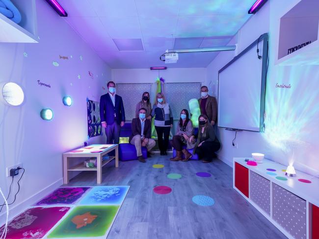 El alcalde de Torrejón, Ignacio Vázquez, visita el aula sensorial del Colegio Público Seis de Diciembre que se ha puesto en marcha este curso