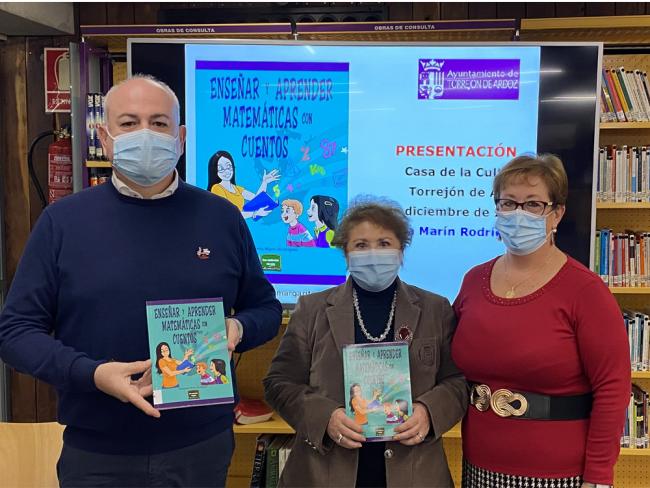 La autora torrejonera, Margarita Marín, presentó su último libro, “Enseñar y aprender matemáticas con cuentos”