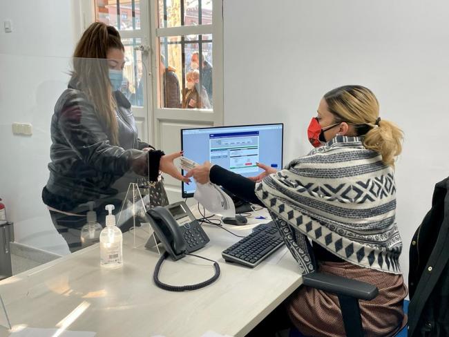El Ayuntamiento de Torrejón de Ardoz continúa la entrega de forma gratuita a cada torrejonero de auto test de antígenos para la detección de la COVID-19 
