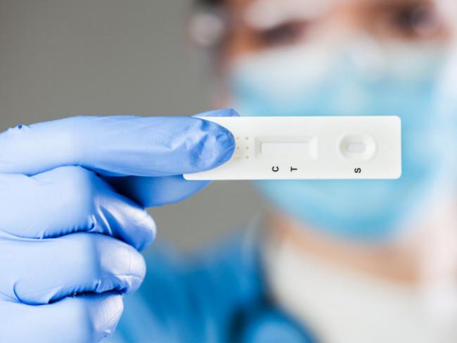 Los torrejoneros pueden recoger el test de antígenos que la Comunidad de Madrid, a iniciativa de la presidenta Isabel Díaz Ayuso, reparte de forma gratuita