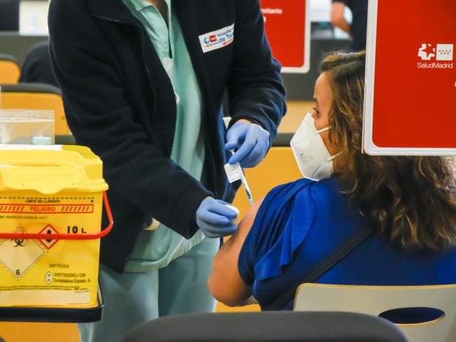 Ya se pueden autocitar los adultos de más de 40 (tercera dosis de refuerzo) y a todos los niños desde los 5 años para recibir la vacuna contra la COVID-19 en el Hospital de Torrejón al que también se puede acudir para test COVID con síntomas