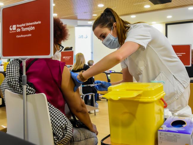 Ya se pueden autocitar los adultos de más de 30 (tercera dosis de refuerzo) y a todos los niños desde los 5 años para recibir la vacuna contra la COVID-19 en el Hospital de Torrejón