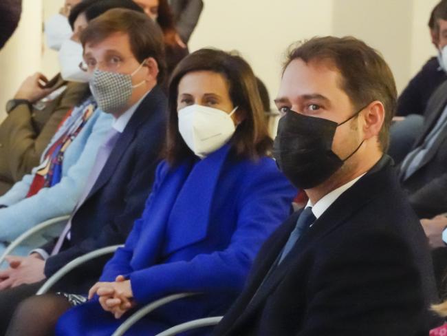 El alcalde de Torrejón de Ardoz, Ignacio Vázquez, la ministra de Defensa, Margarita Robles, y el alcalde de Madrid, José Luis Martínez Almeida, participaron en el acto de reconocimiento a la Unidad Militar de Emergencias por su gran labor