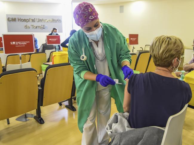 Abierta la autocita para los adultos de más de 18 (tercera dosis de refuerzo) y todos los niños desde los 5 años para recibir la vacuna contra la COVID-19 en el Hospital de Torrejón, al que también se puede acudir para test COVID con síntomas