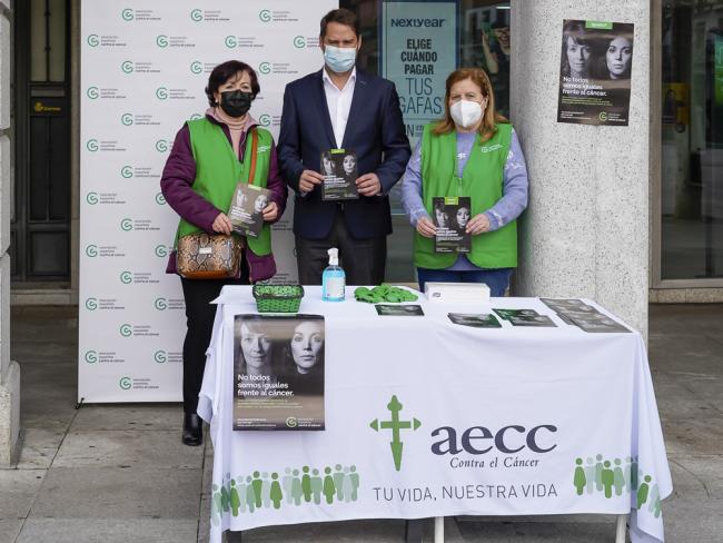 La Asociación Española Contra el Cáncer de Torrejón de Ardoz instaló una mesa informativa en la plaza Mayor con motivo del Día Mundial contra el Cáncer